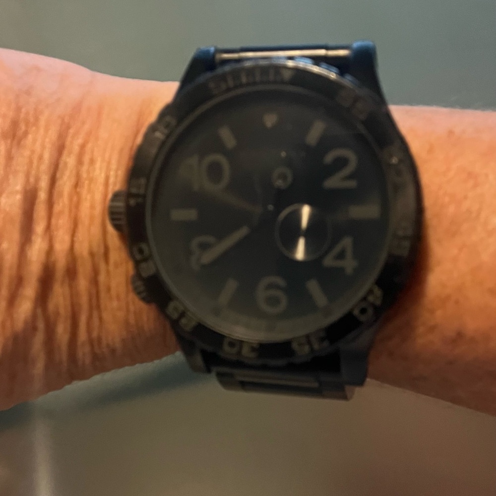Gently used men’s Nixon watch. Great condition.